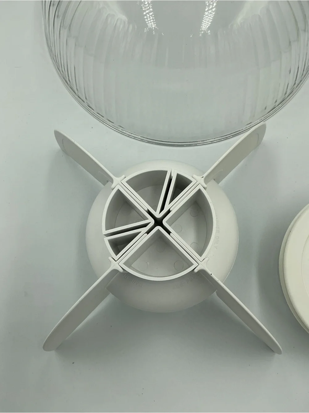 Pyrex Portables 7404-PC 4.5qt Round Fluted Bowl W/Divider Dip Bowl W/O The Bag
